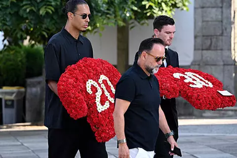 ليفربول يكرم جوتا وشقيقه في مباراة ودية